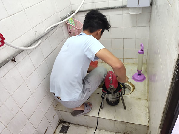 兴山管道堵塞冒臭气 专业师傅现场解决问题