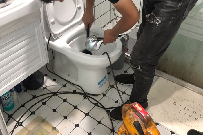兴山马桶堵塞自己疏通还是找师傅?专业上门服务让你省时更省心